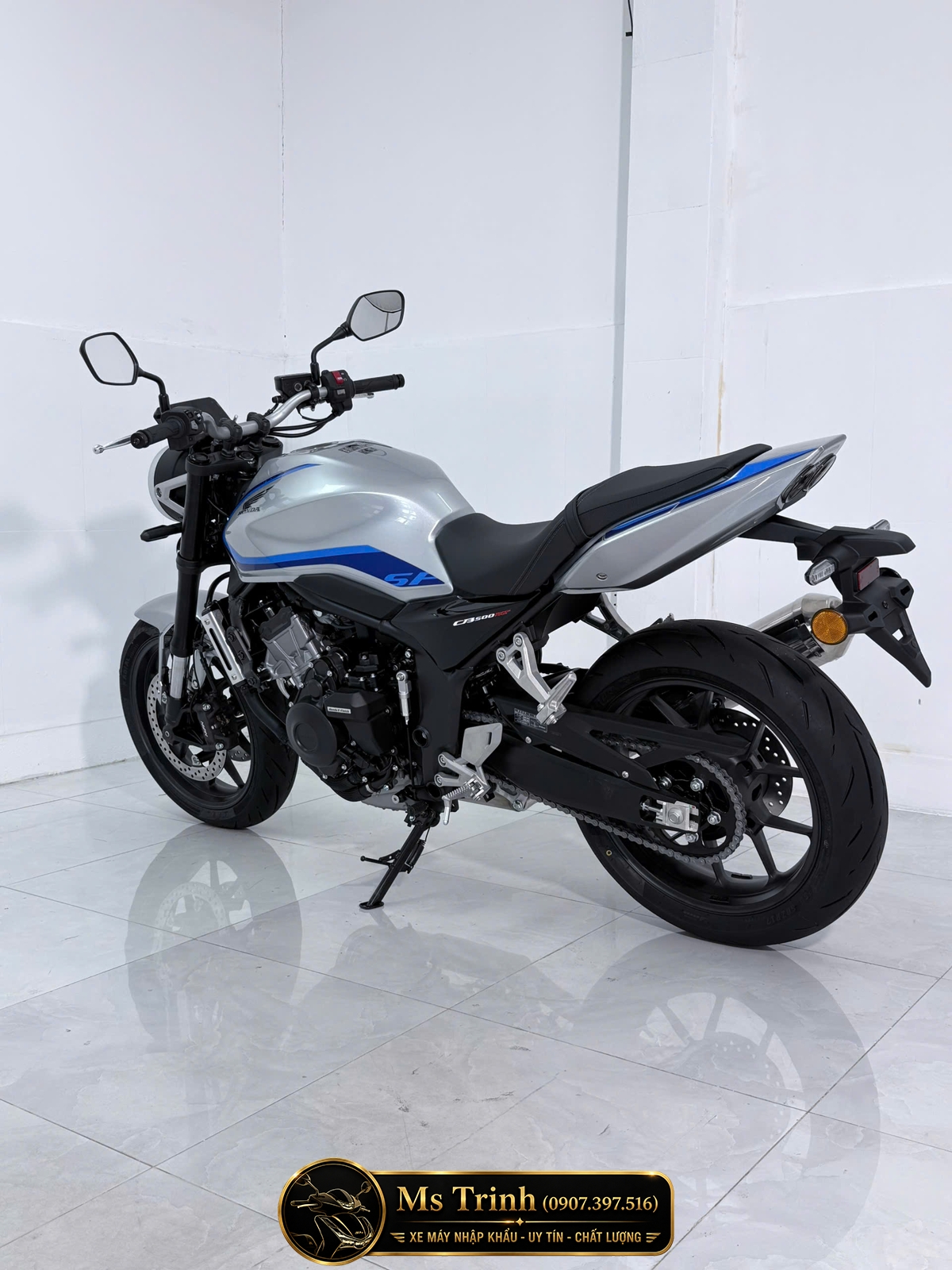 Honda CB500SF Super Four 2026 màu bạc xanh nổi bật với thiết kế cân đối và mạnh mẽ